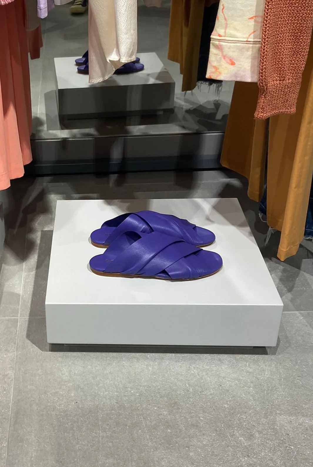 Sandal with crossover front in nappa